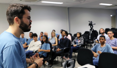 O jovem médico é fluente em quatro idiomas (foto: Thiago Rios)